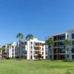 Complexo de apartamentos no Itapoã Parque, DF, representando avanço em projeto habitacional.