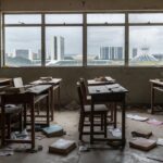 Sala de aula deteriorada em escola de Brasília, representando crises educacionais no DF durante abertura de inscrições para Prêmio Paulo Freire pela CLDF.