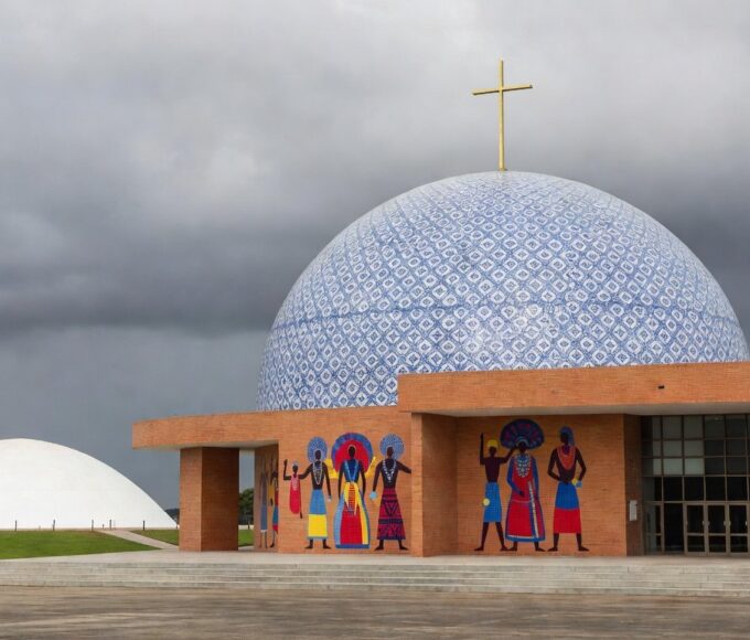Templo religioso em Brasília com Câmara Legislativa ao fundo, representando isenção de taxas e críticas por privilégios fiscais.