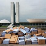 Mercado Ceasa no DF com caixas de frutas e caminhões sob céu nublado, representando aprovação de verbas com críticas por falta de transparência.