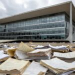 Fachada da CLDF em Brasília com símbolos odontológicos e elementos de negligência na saúde bucal.