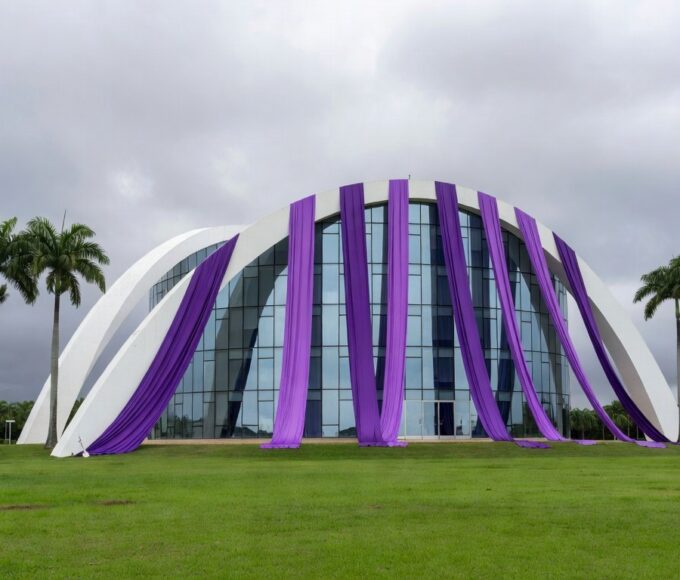 Fachada da CLDF em Brasília com símbolos da Semana da Mulher sob céu nublado, destacando críticas ao impacto real no DF.