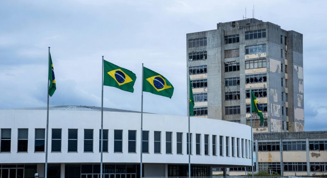 Fachada da CLDF em Brasília com hospital deteriorado ao fundo, expondo falhas na saúde do DF.