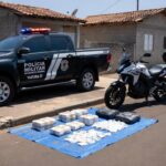 Viaturas da PMDF e pacotes de drogas apreendidas em rua do Recanto das Emas, Brasília.