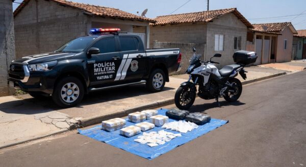 Viaturas da PMDF e pacotes de drogas apreendidas em rua do Recanto das Emas, Brasília.