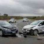 Cena de acidente com colisão de quatro veículos na DF-150 em Sobradinho, deixando três feridos.