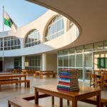 Escola pública em Brasília simbolizando liderança feminina na educação do DF.