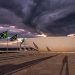 Edifício da Câmara Legislativa do DF em Brasília sob céu nublado, representando anúncio do Prêmio Marielle Franco com críticas.