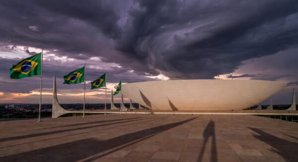 Edifício da Câmara Legislativa do DF em Brasília sob céu nublado, representando anúncio do Prêmio Marielle Franco com críticas.