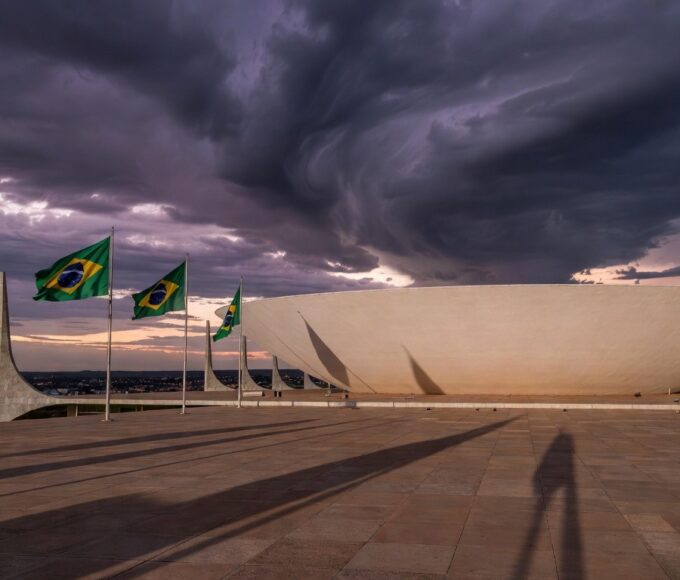 Edifício da Câmara Legislativa do DF em Brasília sob céu nublado, representando anúncio do Prêmio Marielle Franco com críticas.