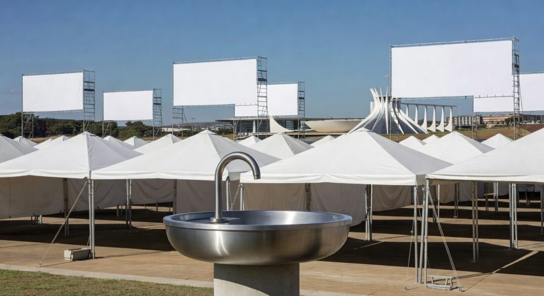 Bebedouro obrigatório em evento em Brasília, representando burocracia e custos extras aprovados pela CLDF.
