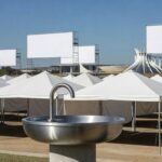 Bebedouro obrigatório em evento em Brasília, representando burocracia e custos extras aprovados pela CLDF.