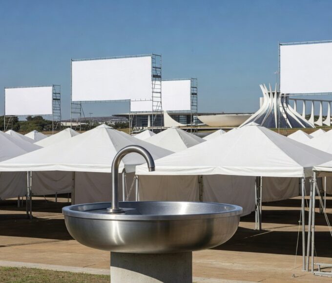 Bebedouro obrigatório em evento em Brasília, representando burocracia e custos extras aprovados pela CLDF.