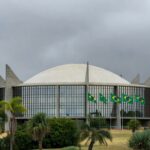 Fachada da Câmara Legislativa do Distrito Federal em Brasília, sob céu nublado, representando críticas à Procuradoria da Mulher.