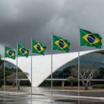 Edifício da CLDF em Brasília sob céu nublado, com relógio simbolizando desperdício de tempo em homenagens a corretores de seguros durante crises.