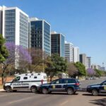 Setores hoteleiros em Brasília com viaturas policiais, representando ampliação de área de segurança especial.