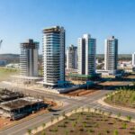 Vista panorâmica de Riacho Fundo II com construções e infraestrutura em desenvolvimento pelo GDF, transformando a região em polo autossuficiente.