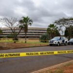 Cena de crime isolada por fita policial em Brasília, com viaturas da Polícia Civil no Distrito Federal.