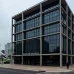 Fachada do edifício do BRB em Brasília, destacando fragilidades na gestão aprovadas pela CCJ da CLDF.