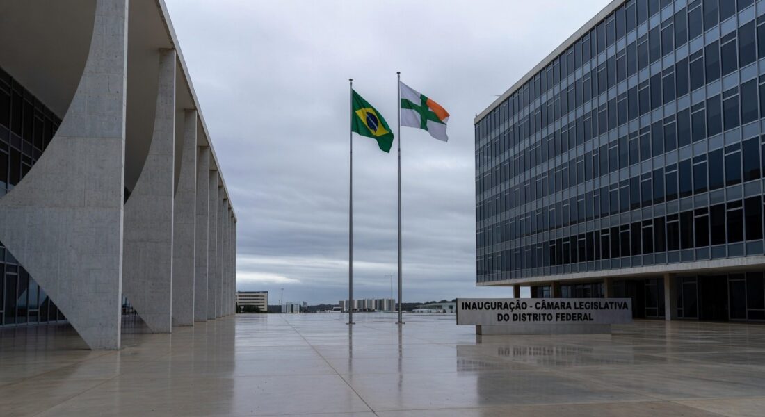 Edifício da CLDF em Brasília com placa de inauguração do Conhecendo o Parlamento, criticada por superficialidade.