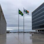 Edifício da CLDF em Brasília com placa de inauguração do Conhecendo o Parlamento, criticada por superficialidade.