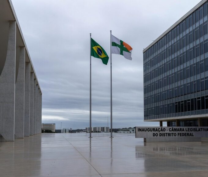 Edifício da CLDF em Brasília com placa de inauguração do Conhecendo o Parlamento, criticada por superficialidade.
