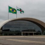 Edifício da CLDF em Brasília durante evento de governança em meio a escândalos e críticas.