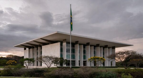 Fachada do TJDFT em Brasília com bandeira a meio mastro, simbolizando luto pela morte da desembargadora Maria de Lourdes Abreu.