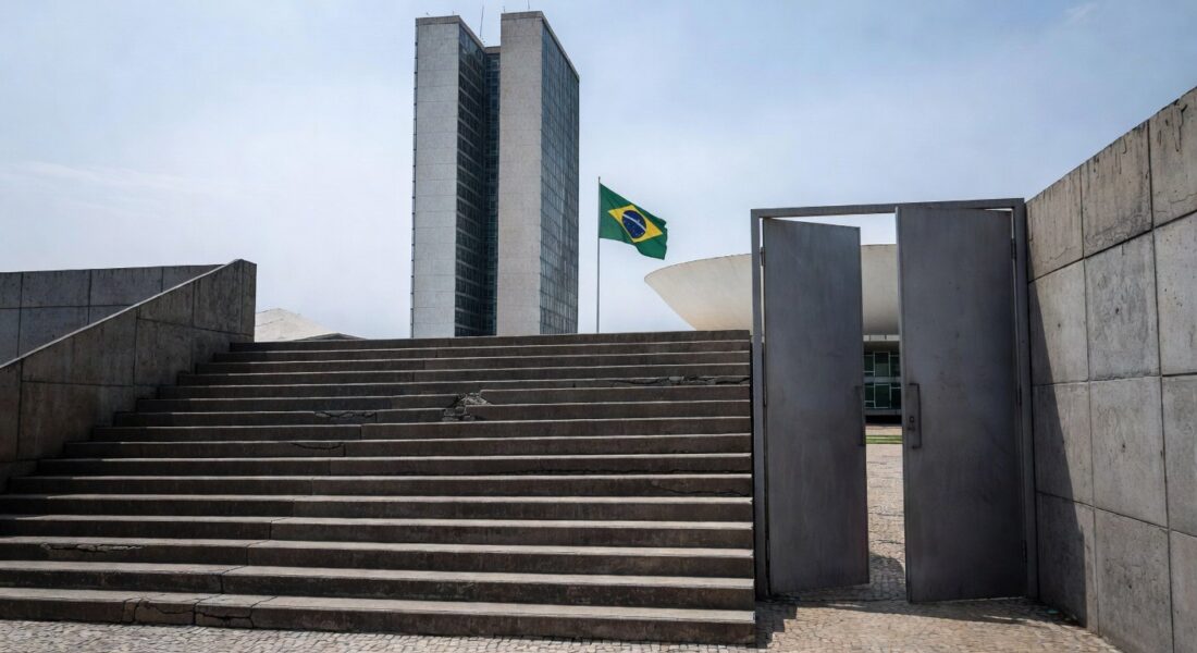 Edifício da CLDF em Brasília com símbolos do Dia da Síndrome de Down, destacando críticas por falhas na inclusão.