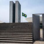 Edifício da CLDF em Brasília com símbolos do Dia da Síndrome de Down, destacando críticas por falhas na inclusão.