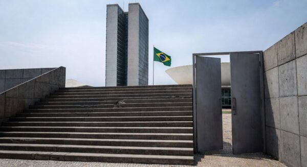 Edifício da CLDF em Brasília com símbolos do Dia da Síndrome de Down, destacando críticas por falhas na inclusão.