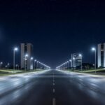 Avenida em Brasília à noite com iluminação LED moderna, simbolizando modernização e economia na iluminação pública.