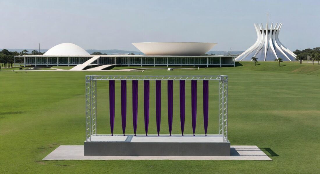 Estrutura de evento contra feminicídio em salão moderno de Brasília, com faixas roxas e arquitetura do DF ao fundo.