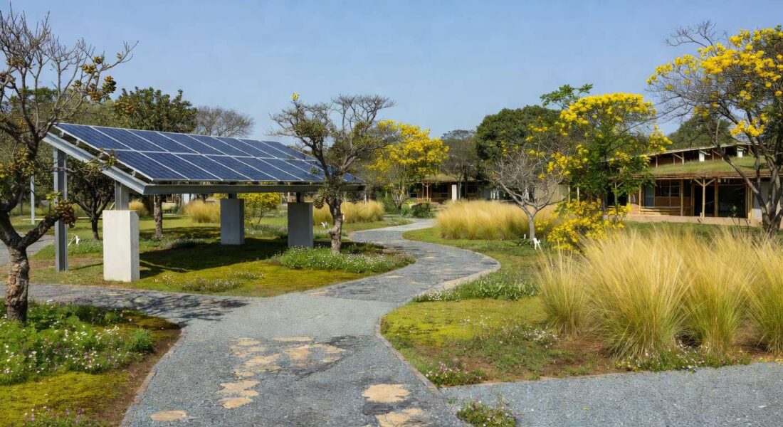 Parque do Recanto das Emas no DF com obras sustentáveis como painéis solares e trilhas ecológicas.