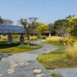 Parque do Recanto das Emas no DF com obras sustentáveis como painéis solares e trilhas ecológicas.