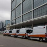 Fachada de hospital em São Paulo com ambulâncias, representando internação por suspeita de infecção.