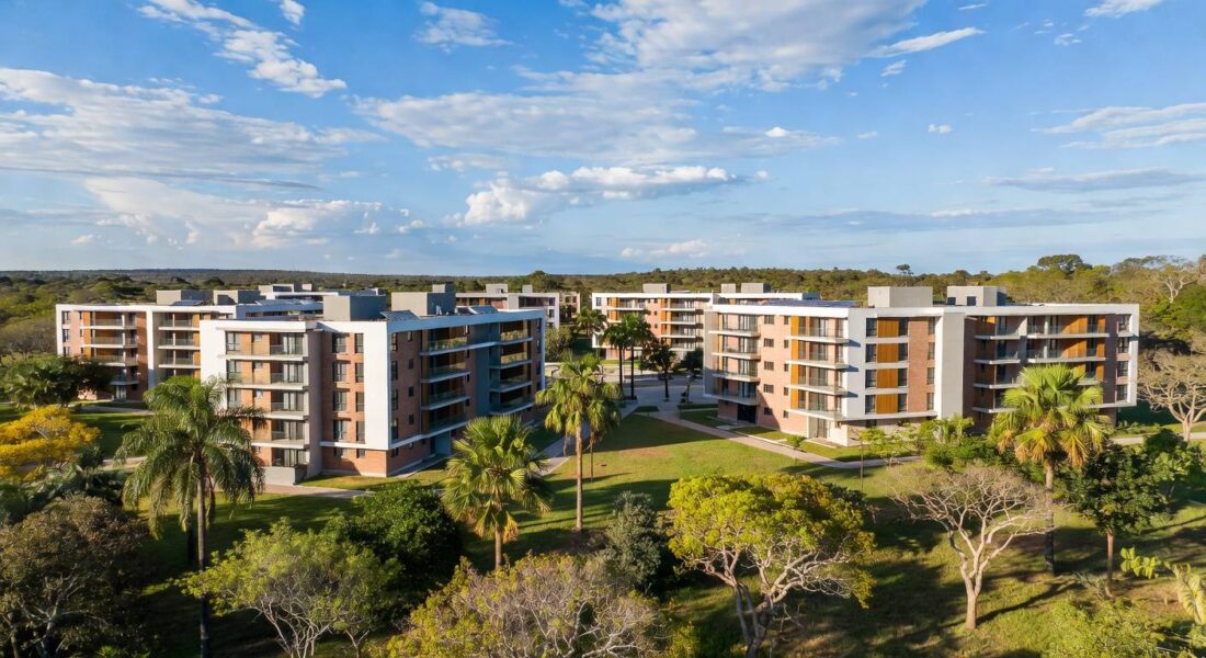 Conjunto habitacional com edifícios modernos no Itapoã, DF, após conclusão de obras e entrega de 7.968 apartamentos.