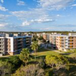 Conjunto habitacional com edifícios modernos no Itapoã, DF, após conclusão de obras e entrega de 7.968 apartamentos.