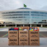 Caixas de doações em frente ao TJDFT para campanha Casa que Abraça, arrecadando itens para famílias realocadas em Brasília.