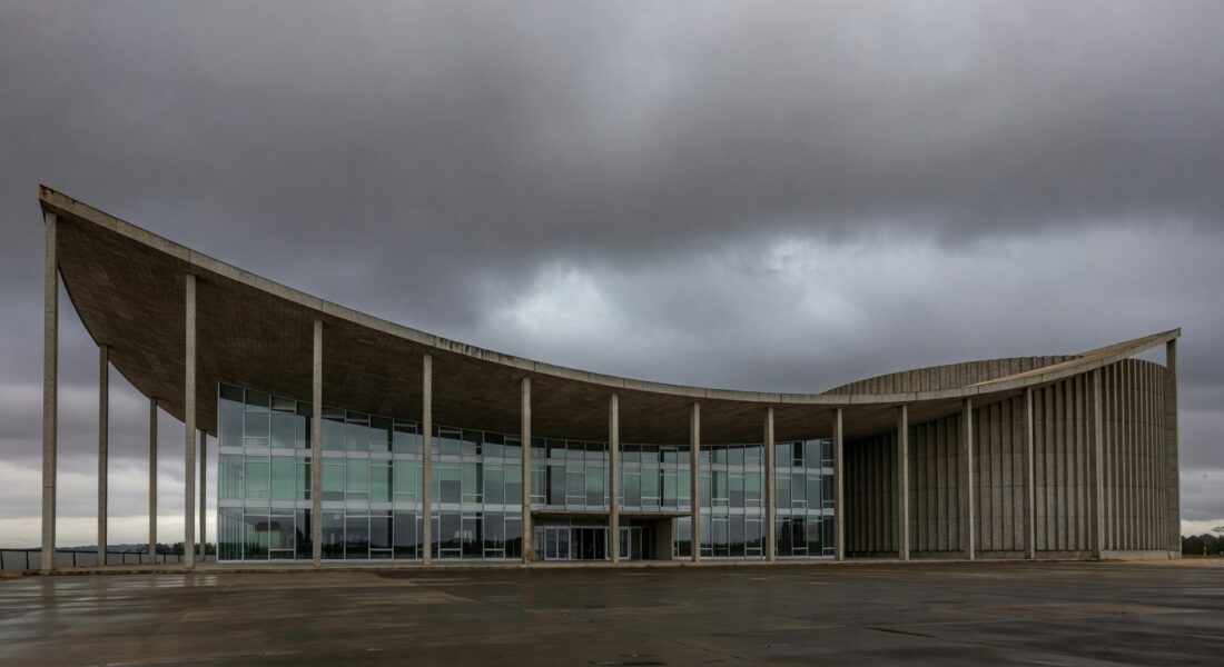Prédio da assembleia legislativa em Brasília, representando lei sobre falhas em diagnósticos de bebês com Down.