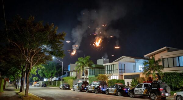 Drones derrubados sobre residência em Brasília, com viaturas da PMDF no local.