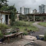 Parque Central de Águas Claras em estado de negligência, com lixo e estruturas danificadas, exposto pela CLDF.