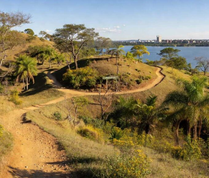 Paisagem da Serrinha do Paranoá no DF, com vegetação do Cerrado e vista do lago, representando transformação em parque ambiental.