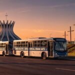 Ônibus gratuitos em Brasília para eventos da Semana Santa, com arquitetura icônica ao fundo.