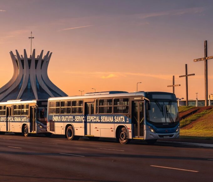 Ônibus gratuitos em Brasília para eventos da Semana Santa, com arquitetura icônica ao fundo.