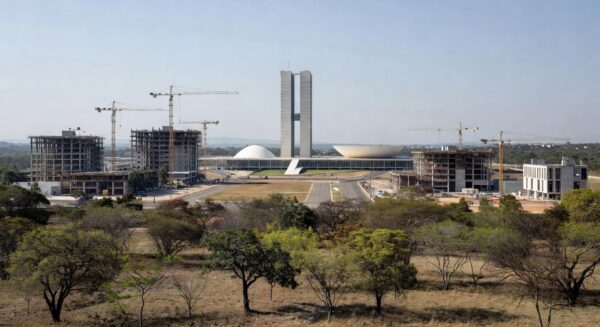 Vista panorâmica da Esplanada dos Ministérios em Brasília, representando novas regiões administrativas e investimentos no Distrito Federal.