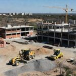 Obras de mobilidade, saúde e educação em Sobradinho, DF, com construções em andamento no planalto central brasileiro.