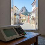 Urna eletrônica em seção eleitoral no Rio de Janeiro, representando eleições diretas para mandato tampão defendidas pela PGR.