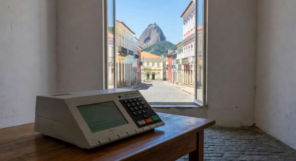 Urna eletrônica em seção eleitoral no Rio de Janeiro, representando eleições diretas para mandato tampão defendidas pela PGR.