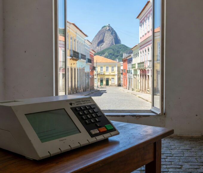 Urna eletrônica em seção eleitoral no Rio de Janeiro, representando eleições diretas para mandato tampão defendidas pela PGR.